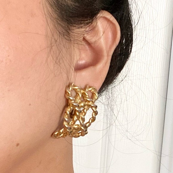 Vintage UnSigned Gold-Tone Twisted Rope Clip On Earrings - Picture 2 of 12
